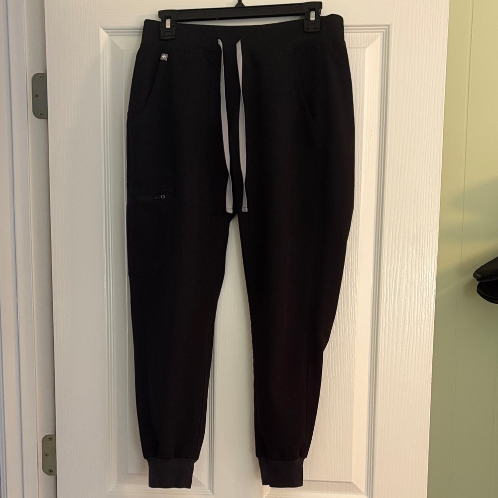 Women’s FIGS Black Jogger Scrubs